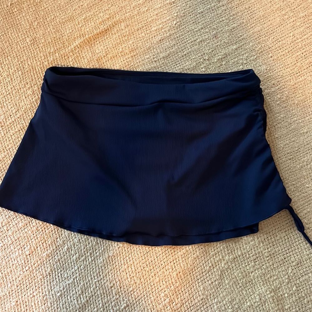 Carve designs navy swim skirt. Size small